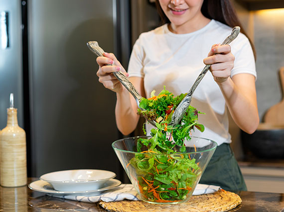 Ensaladas kilómetro cero con verduras cultivadas en casa